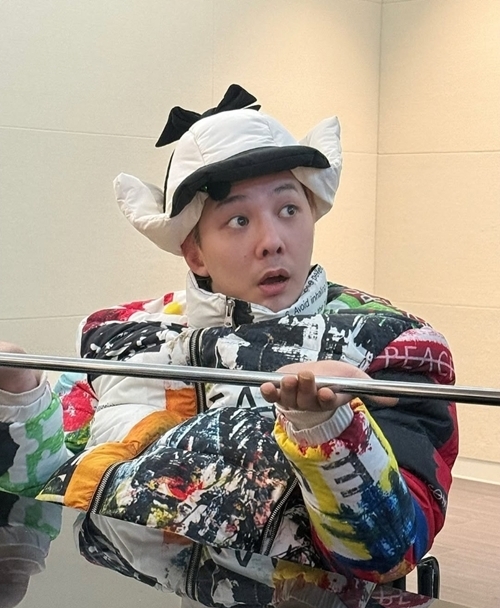 歌手G-DRAGONがSNSを通じて独創的な「パイロットキャップ